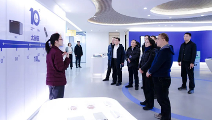青岛市发展改革委副主任王薇一行莅临青源峰达太赫兹科技调研指导