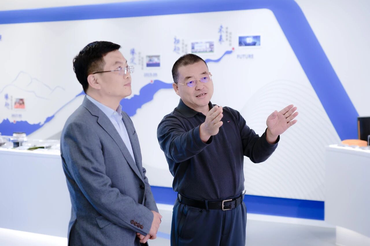 NEWS | 青岛市发展改革委党组书记、主任卞成一行莅临青源峰达太赫兹科技调研指导